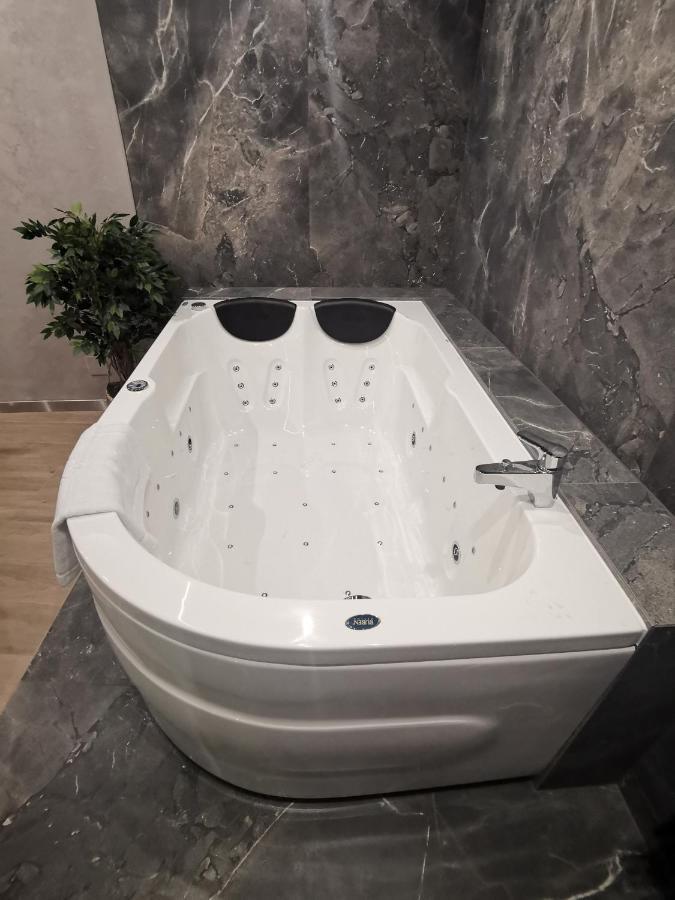 Jacuzzi Apartment Main Square Krakow Bagian luar foto