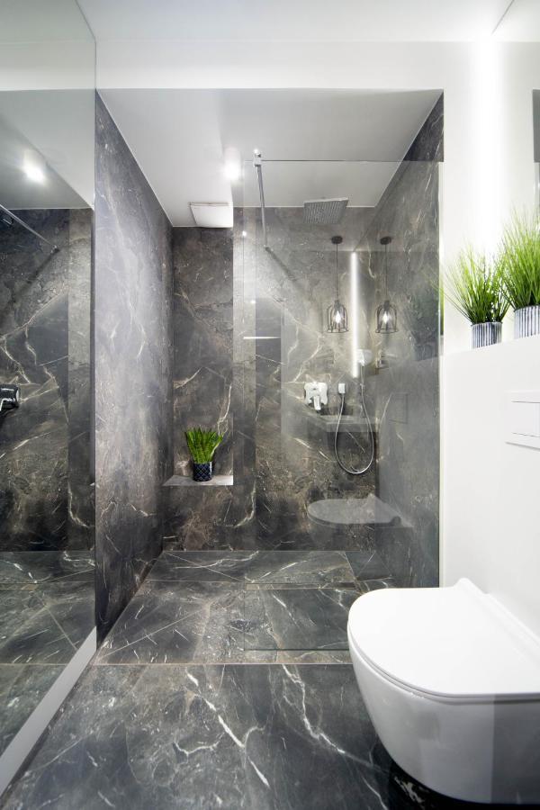 Jacuzzi Apartment Main Square Krakow Bagian luar foto