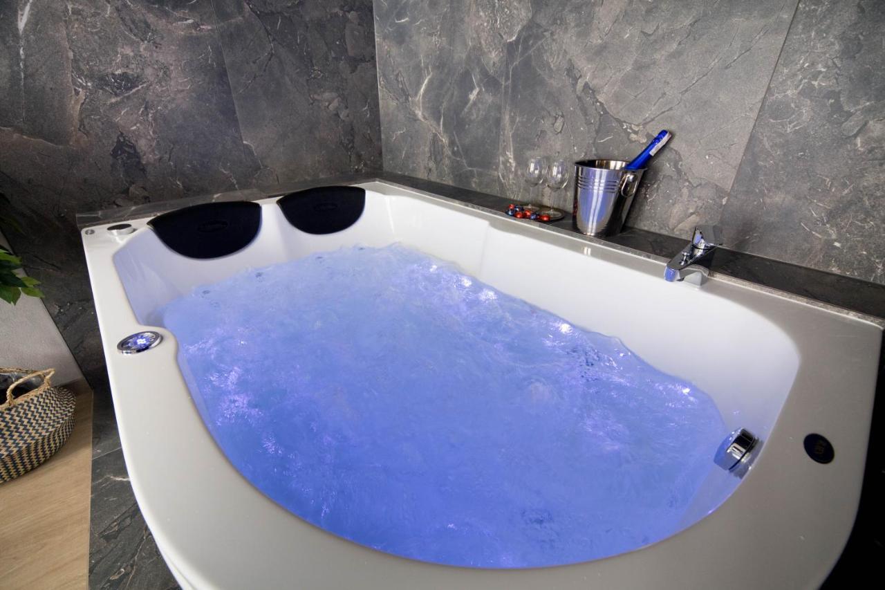 Jacuzzi Apartment Main Square Krakow Bagian luar foto