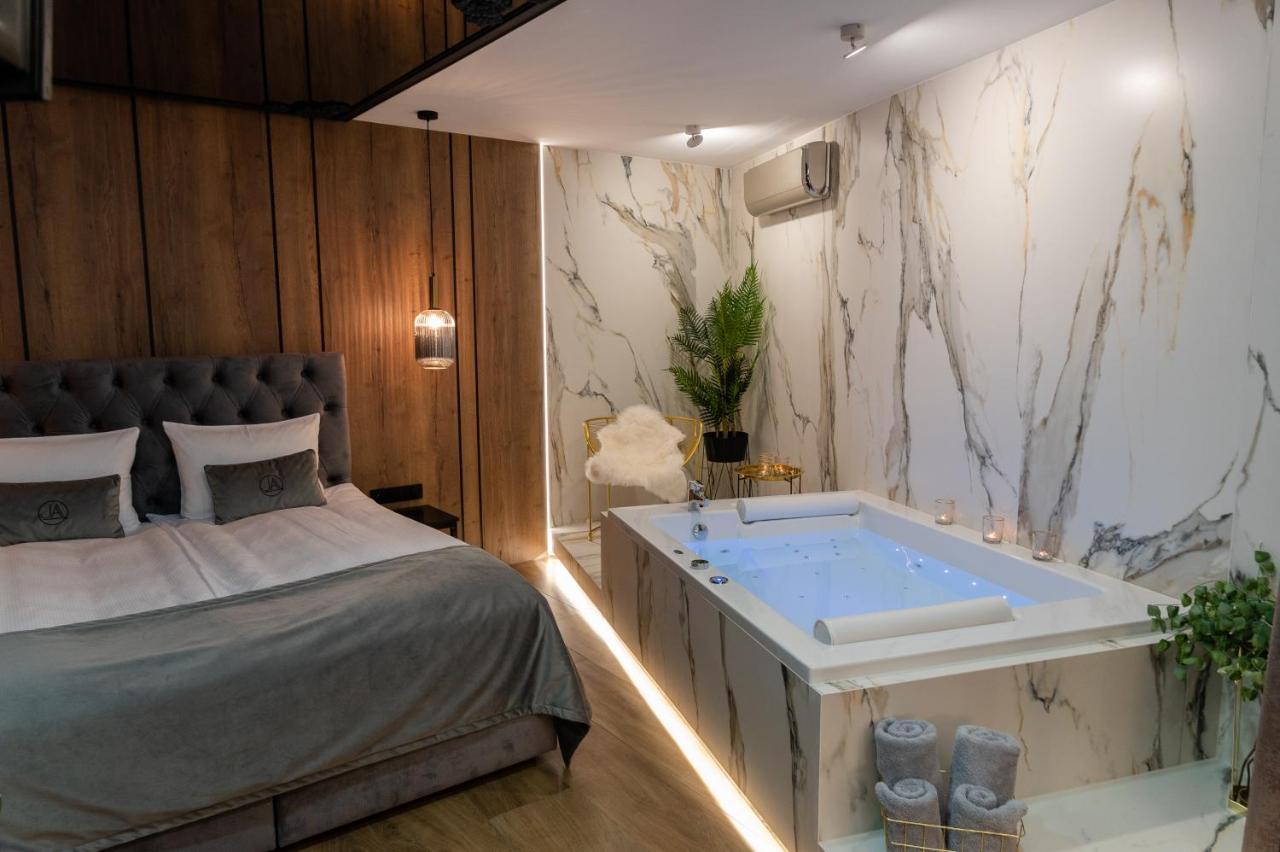 Jacuzzi Apartment Main Square Krakow Bagian luar foto