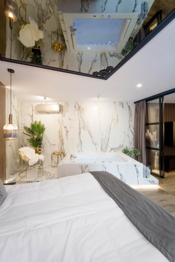 Jacuzzi Apartment Main Square Krakow Bagian luar foto