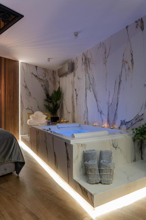 Jacuzzi Apartment Main Square Krakow Bagian luar foto
