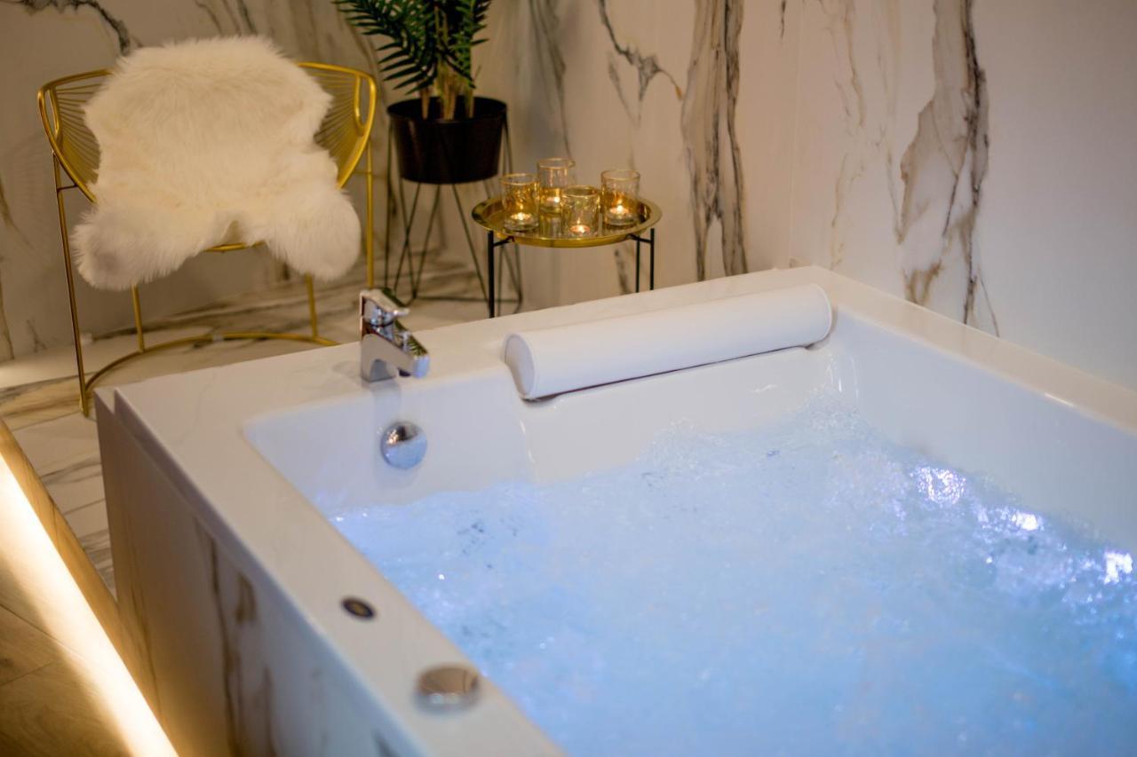 Jacuzzi Apartment Main Square Krakow Bagian luar foto